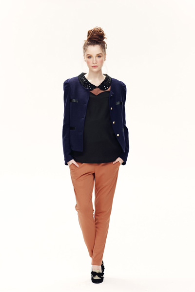 38周深藍(lán)經(jīng)典短款外套