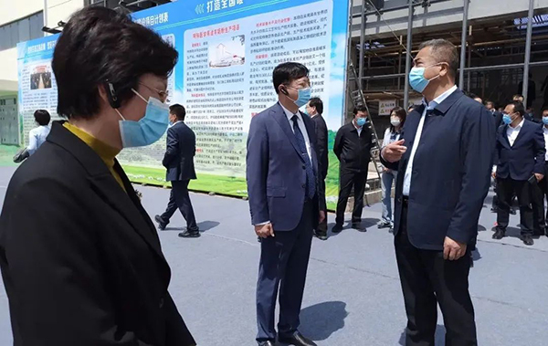 寶雞市委書記楊廣亭領導一行參觀和氏特殊醫(yī)學配方羊奶粉生產(chǎn)線項目.jpg 寶雞市委書記楊廣亭領導一行參觀和氏特殊醫(yī)學配方羊奶粉生產(chǎn)線項目.jpg