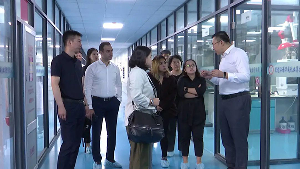 菲律賓客商到我司進(jìn)行參觀(guān)考察1.jpg 菲律賓客商到我司進(jìn)行參觀(guān)考察1.jpg