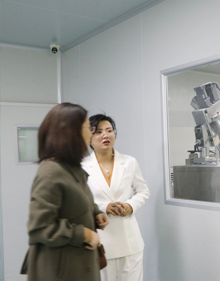 菏澤學(xué)院藥學(xué)院領(lǐng)導(dǎo)蒞臨中舜生物考察指導(dǎo)4.jpg 菏澤學(xué)院藥學(xué)院領(lǐng)導(dǎo)蒞臨中舜生物考察指導(dǎo)4.jpg