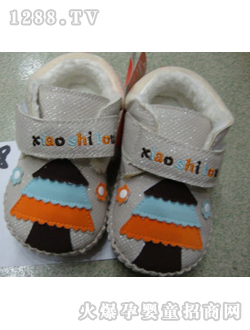 麗嬰房銀色松樹yinge鞋